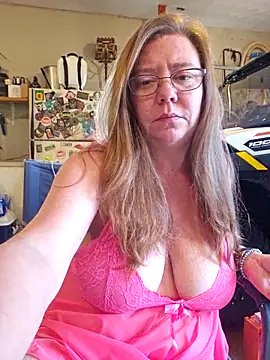 Snapshot of MsShelby40 chatting on September 25, 10:13 pm MsShelby40 online show from September 25, 10:13 pm