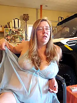 Snapshot of MsShelby40 chatting on October 5, 9:24 pm MsShelby40 online show from October 5, 9:24 pm