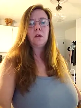 Snapshot of MsShelby40 chatting on October 8, 10:07 pm MsShelby40 online show from October 8, 10:07 pm