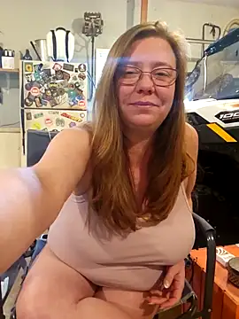 Snapshot of MsShelby40 chatting on October 25, 8:47 pm MsShelby40 online show from October 25, 8:47 pm