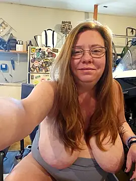 Snapshot of MsShelby40 chatting on November 15, 4:25 pm MsShelby40 online show from November 15, 4:25 pm