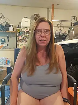 Snapshot of MsShelby40 chatting on June 4, 7:42 pm MsShelby40 online show from June 4, 7:42 pm