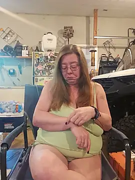 Snapshot of MsShelby40 chatting on June 5, 7:41 pm MsShelby40 online show from June 5, 7:41 pm