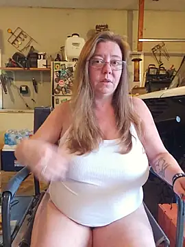 Snapshot of MsShelby40 chatting on June 10, 10:30 pm MsShelby40 online show from June 10, 10:30 pm