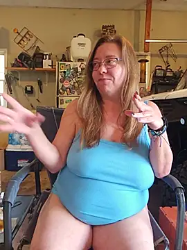 Snapshot of MsShelby40 chatting on June 11, 7:23 pm MsShelby40 online show from June 11, 7:23 pm