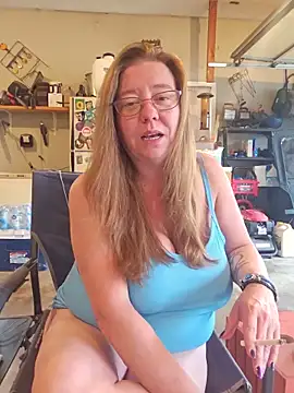 Snapshot of MsShelby40 chatting on June 13, 10:08 pm MsShelby40 online show from June 13, 10:08 pm