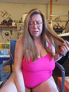 Snapshot of MsShelby40 chatting on June 19, 10:46 pm MsShelby40 online show from June 19, 10:46 pm