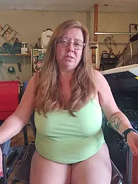 Snapshot of MsShelby40 chatting on June 28, 8:26 pm MsShelby40 online show from June 28, 8:26 pm