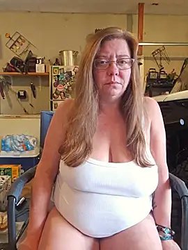 Snapshot of MsShelby40 chatting on July 11, 10:33 pm MsShelby40 online show from July 11, 10:33 pm