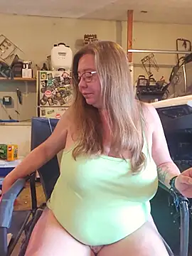 Snapshot of MsShelby40 chatting on July 21, 10:12 pm MsShelby40 online show from July 21, 10:12 pm