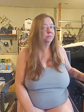 Snapshot of MsShelby40 chatting on July 25, 10:18 pm MsShelby40 online show from July 25, 10:18 pm