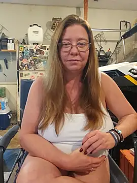 Snapshot of MsShelby40 chatting on August 5, 5:49 pm MsShelby40 online show from August 5, 5:49 pm