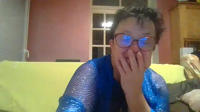 Snapshot of Vandeae44 chatting on May 4, 7:54 pm Vandeae44 online show from May 4, 7:54 pm