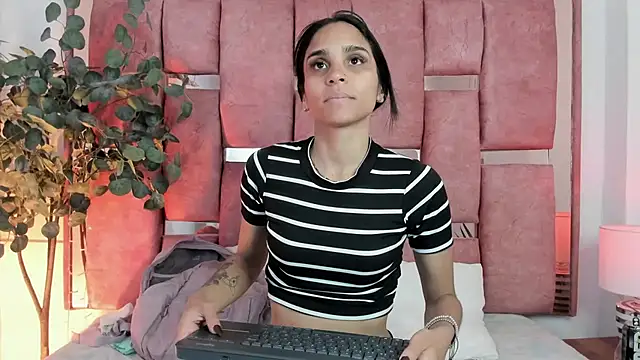 Snapshot of sophie_pariss chatting on July 10, 2:27 am sophie pariss online show from July 10, 2:27 am