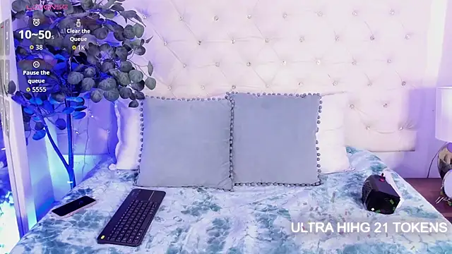 Snapshot of sophie_pariss chatting on July 29, 2:53 am sophie pariss online show from July 29, 2:53 am