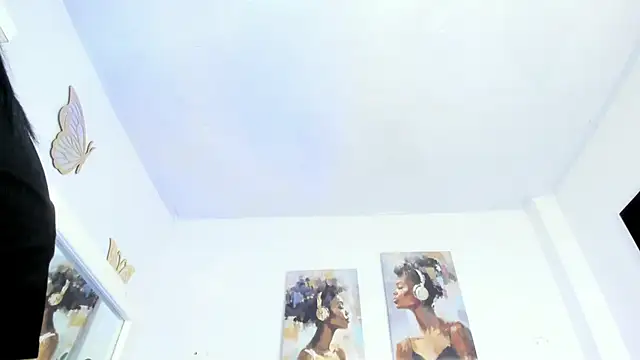 Snapshot of sophie_pariss chatting on July 31, 9:25 pm sophie pariss online show from July 31, 9:25 pm