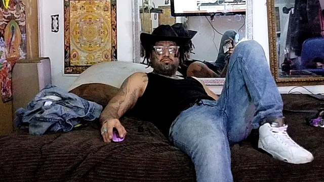 Snapshot of Azazelihornyasf chatting on April 27, 11:36 pm Azazelihornyasf online show from April 27, 11:36 pm