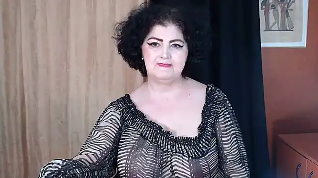 Snapshot of _MissJ_ chatting on May 4, 9:44 pm MissJ online show from May 4, 9:44 pm
