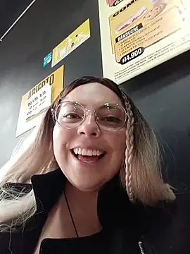 Snapshot of madelaine- chatting on May 4, 6:59 pm madelaine- online show from May 4, 6:59 pm