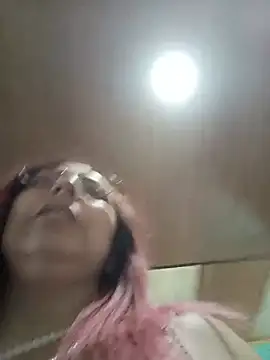 Snapshot of madelaine- chatting on July 27, 6:37 pm madelaine- online show from July 27, 6:37 pm