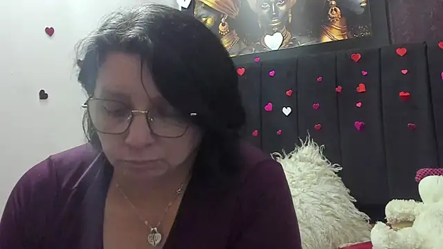 Snapshot of Evaaross_2345 chatting on May 7, 8:25 pm Evaaross 2345 online show from May 7, 8:25 pm