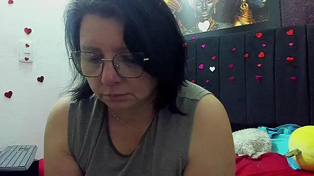 Snapshot of Evaaross_2345 chatting on June 15, 2:52 pm Evaaross 2345 online show from June 15, 2:52 pm