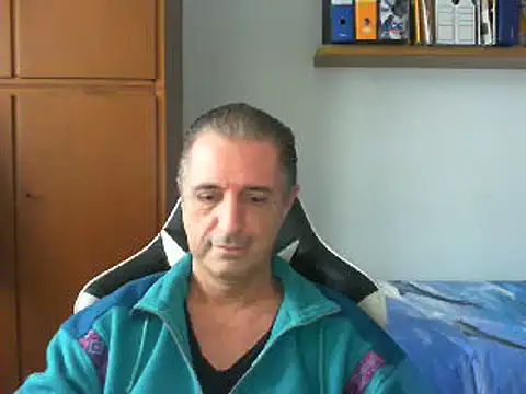 Snapshot of lliuk70mi chatting on December 15, 1:32 pm lliuk70mi online show from December 15, 1:32 pm