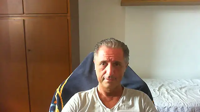 Snapshot of lliuk70mi chatting on July 8, 3:38 pm lliuk70mi online show from July 8, 3:38 pm