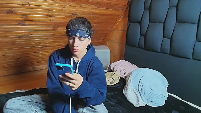 Justyn Ross online show from November 8, 1:50 am