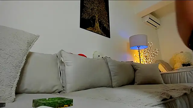 Snapshot of Queenofyouredreams chatting on February 2, 10:28 pm Queenofyouredreams online show from February 2, 10:28 pm