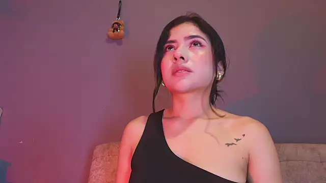 Snapshot of adara_johnson__ chatting on May 6, 11:48 am adara johnson online show from May 6, 11:48 am