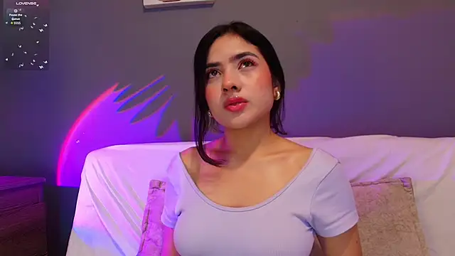 Snapshot of adara_johnson__ chatting on May 29, 11:41 am adara johnson online show from May 29, 11:41 am
