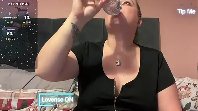 NaughtyWifeUK online show from December 6, 5:33 pm