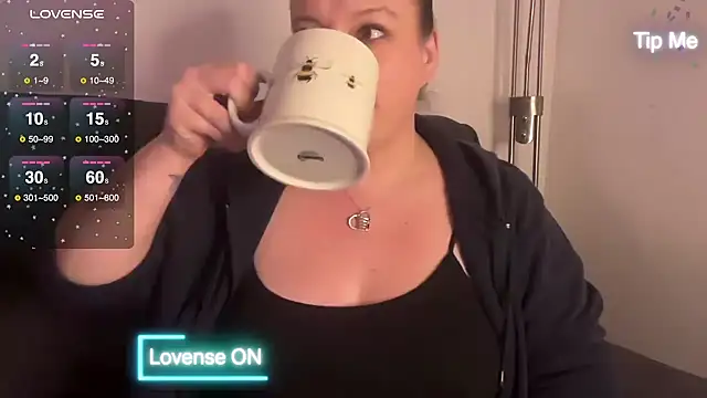 NaughtyWifeUK online show from December 13, 10:02 pm