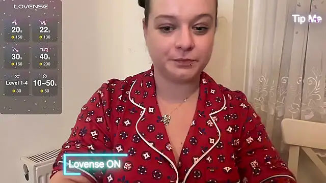 NaughtyWifeUK online show from December 23, 11:06 pm