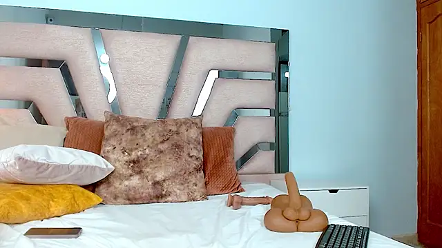 cintia hills online show from January 9, 10:20 am