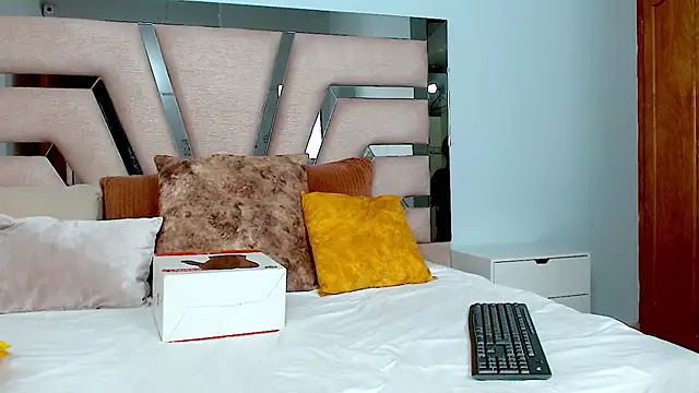 cintia hills online show from January 15, 4:04 am