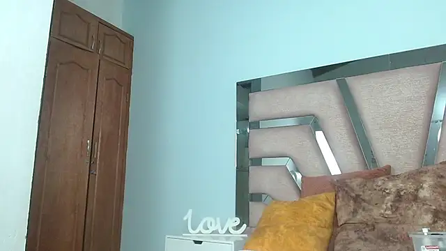 cintia hills online show from March 21, 10:50 am