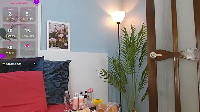 cintia hills online show from March 17, 4:17 am