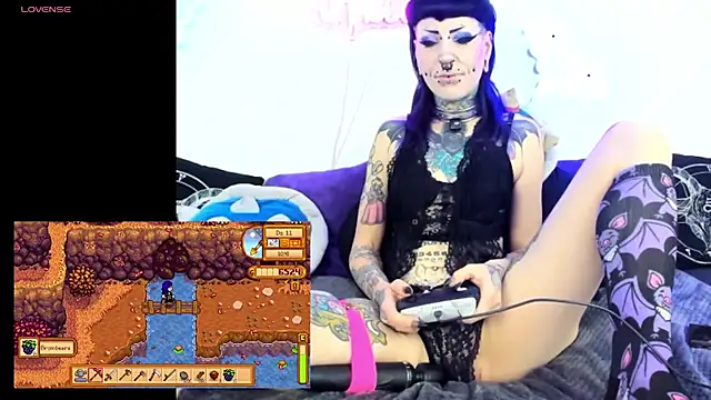 Snapshot of Purple_Coffin666 chatting on May 8, 11:15 am Purple Coffin666 online show from May 8, 11:15 am