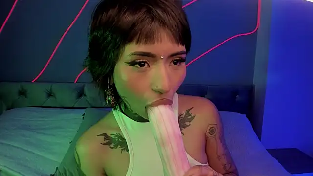 Snapshot of Evangeline_bell chatting on December 6, 3:11 pm Evangeline bell online show from December 6, 3:11 pm