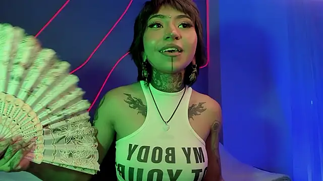 Snapshot of Evangeline_bell chatting on December 6, 6:17 pm Evangeline bell online show from December 6, 6:17 pm