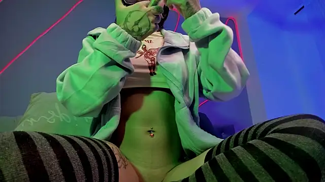 Snapshot of Evangeline_bell chatting on December 18, 12:07 pm Evangeline bell online show from December 18, 12:07 pm