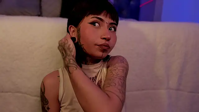 Snapshot of Evangeline_bell chatting on December 18, 6:14 pm Evangeline bell online show from December 18, 6:14 pm