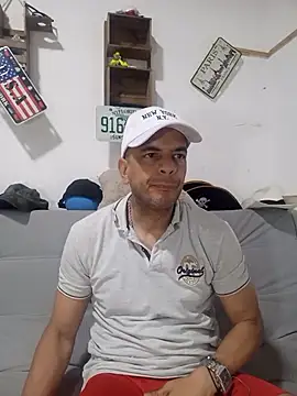 latinmartin73 online show from November 14, 1:15 am