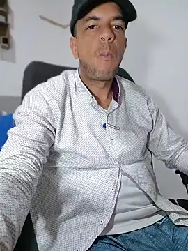 latinmartin73 online show from April 29, 1:43 am