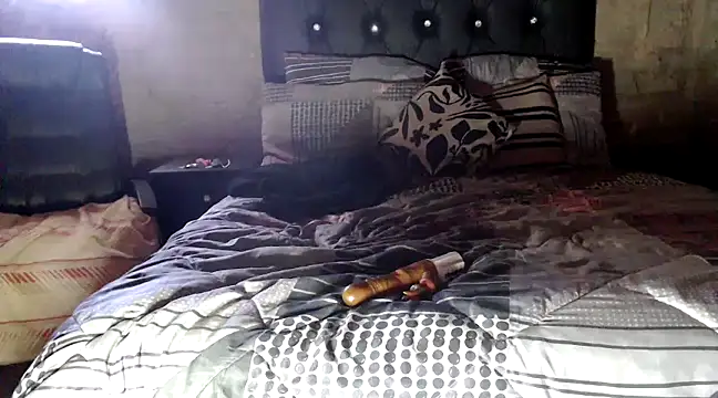 Snapshot of hotyoung24 chatting on December 12, 9:51 am hotyoung24 online show from December 12, 9:51 am