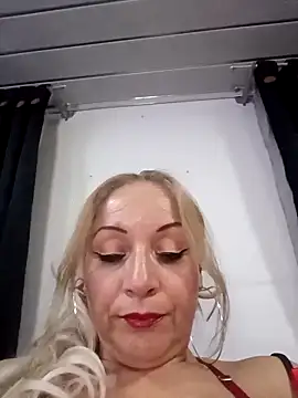 Snapshot of Fenix_528 chatting on April 19, 1:05 am Fenix 528 online show from April 19, 1:05 am