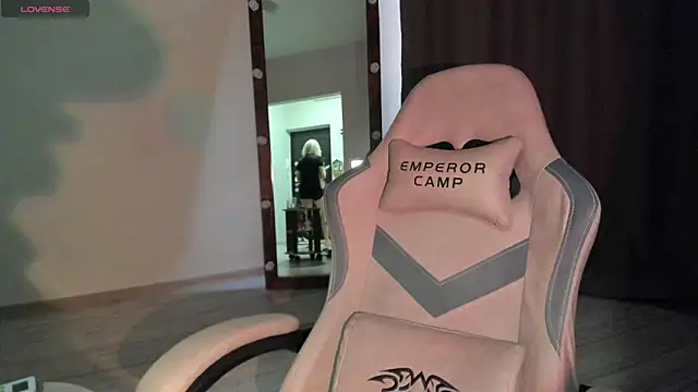 Lana Younes online show from November 4, 1:21 pm