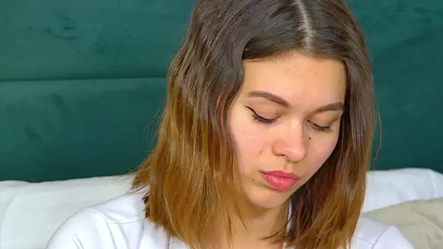 Snapshot of PollyLanders chatting on February 5, 9:36 am PollyLanders online show from February 5, 9:36 am